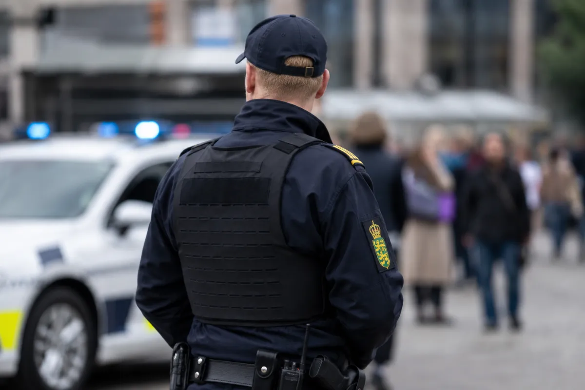 15-årig pige sigtet for vold: Sparkede dreng i skridtet